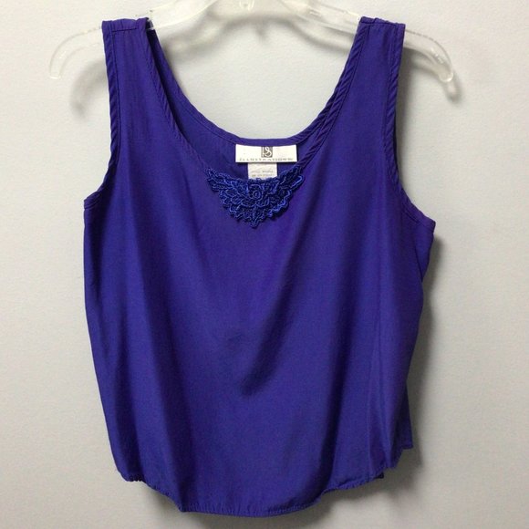 Illustrations Tops - Illustrations - Blue camisole with decorative crochet at neckline